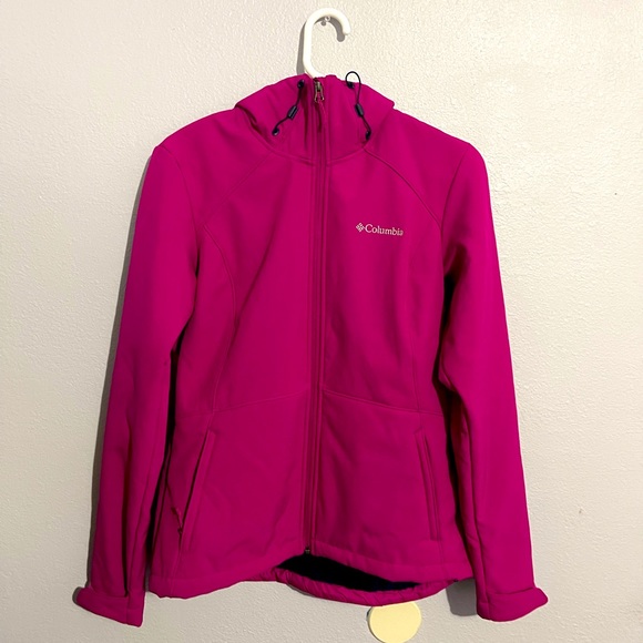 NWOT Columbia Fuscia/Magenta windproof jacket with a faux fur lining. - Picture 9 of 10
